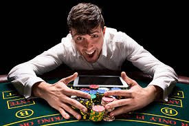 8g88 APP Smartphone ဖုန်းတွင် Live Casino ကစားနေသောပုံ
